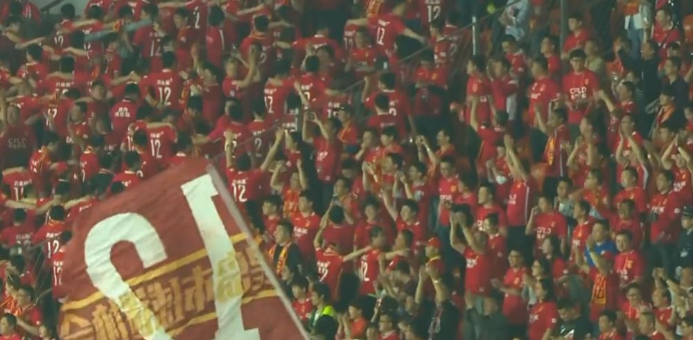 最终曼联主场3-2逆转维拉，红魔终结各赛事4场不胜。